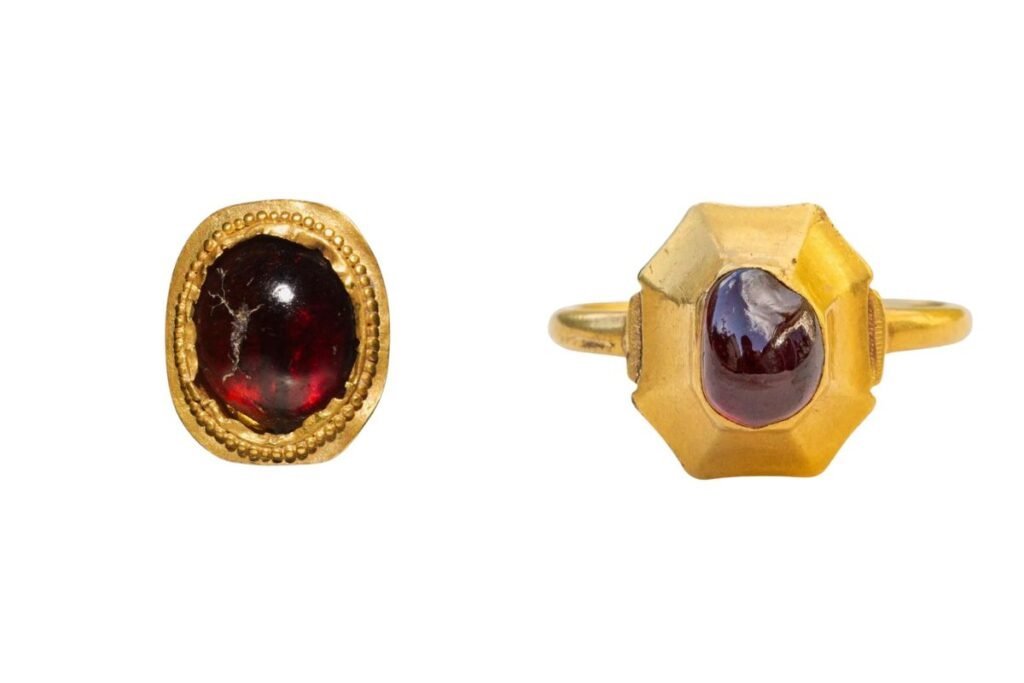 On the left, a garnet from Partian Empire, exposed at Cleveland Museum of Art. Credit: clevelandart.org On the right a beautiful example of medieval ring by one of my favourite antique dealers in London: Ravensbury Antiques. The ring is made of gold and date 13th Century, France or England. The ring is an example of very popular garnet ring in the period. The ring featuring a cabochon garnet was particulary soaked after clergy and nobility. Credit: ravensburyantiques.com